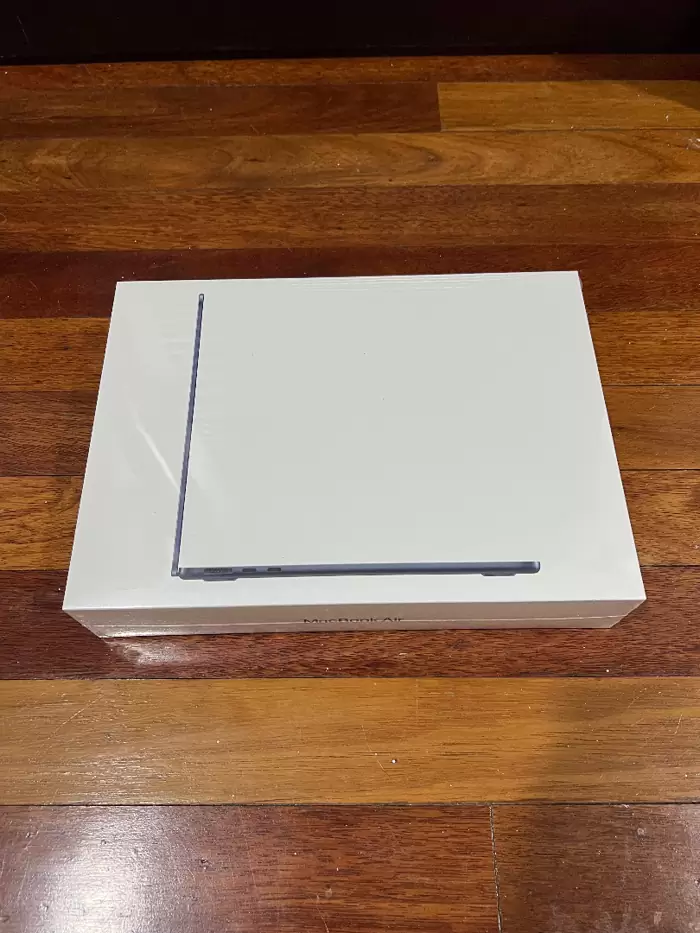 RM4,900 Apple Macbook Air 2022 13 inches M2 Chip